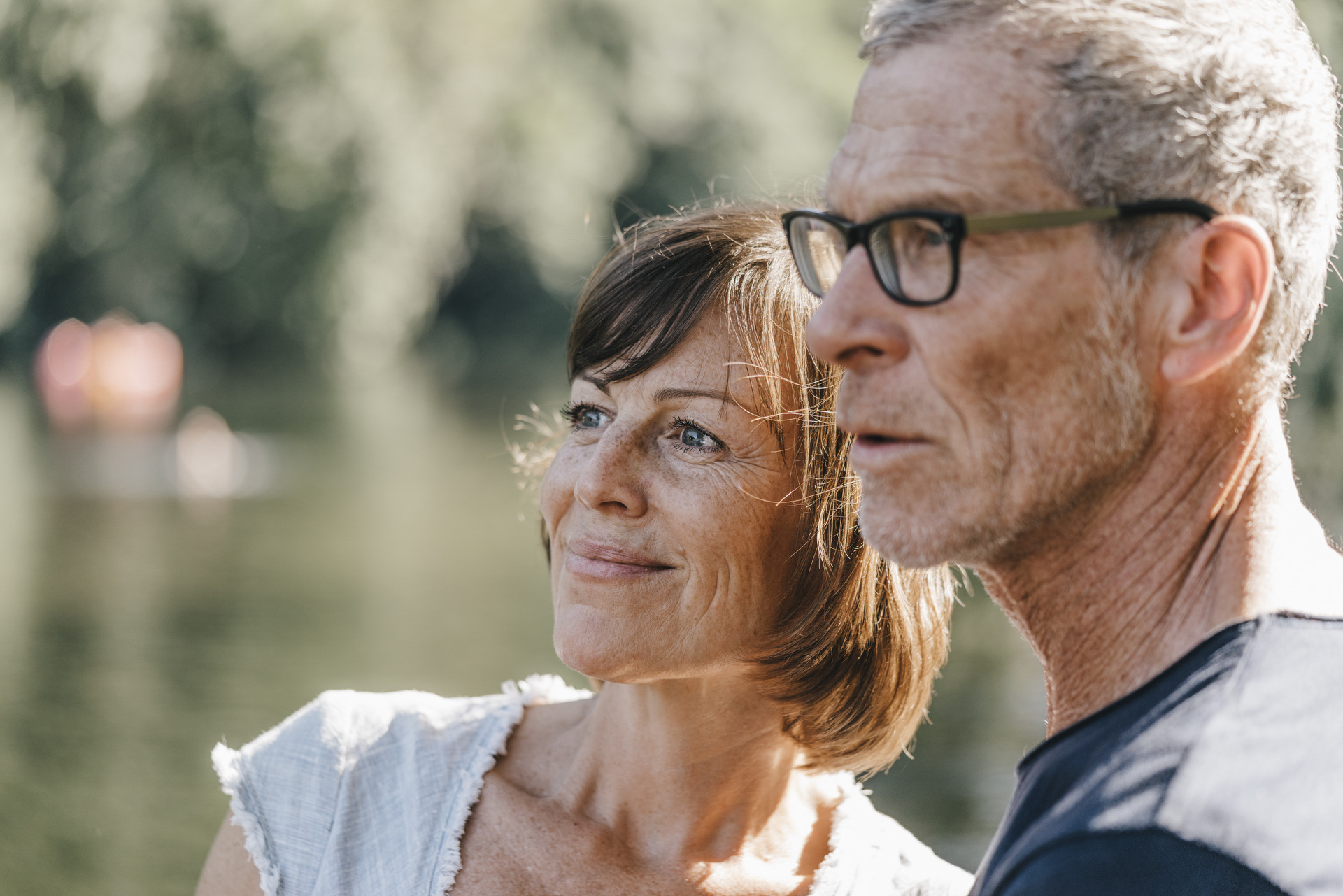 Voksent par en sommerdag ser ut av bildet, et vann i bakgrunnen