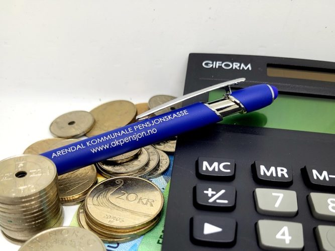 Norske pengemynter, en kalkulator og en blå Arendal kommunale pensjonskasse penn.