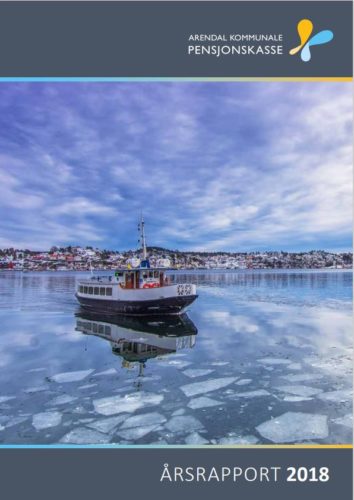 Forside årsrapport 2018, fergen Kolbjørn III vinterstid, isflak i vannet og delvis skyet